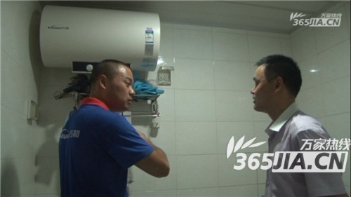 明升ms88售后正在为刘师傅讲解电热水器的安全使用规范